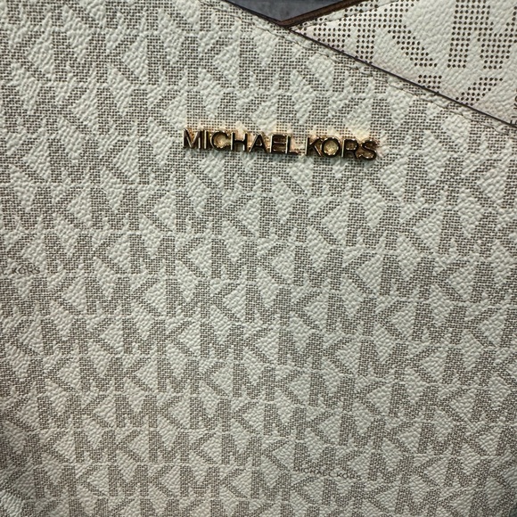 Michael Kors bag. Used only twice and still looks new. No stains/rips - Picture 8 of 9